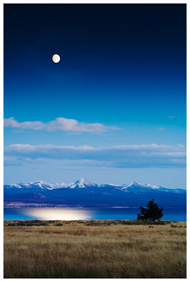 Moonrise_over_West_Thumb.jpg